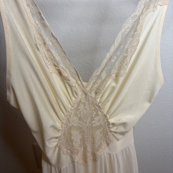 Olga Vintage Cream Yellow Maxi Nightgown Bodysilk Made in USA Lingerie - Picture 4 of 8